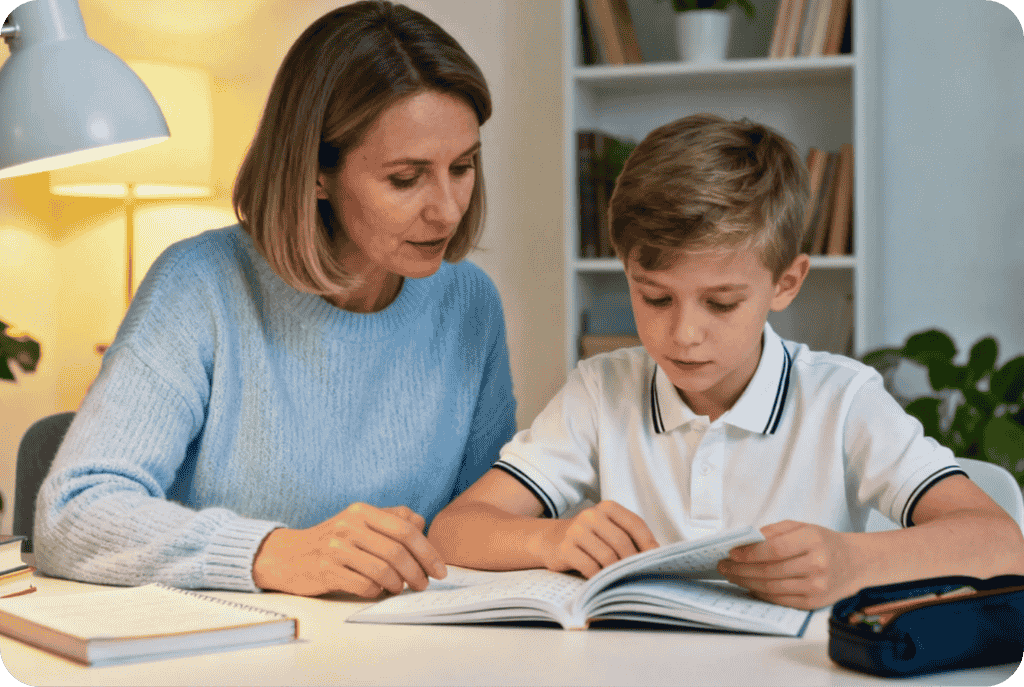 Pais orientam os filhos na lição de casa