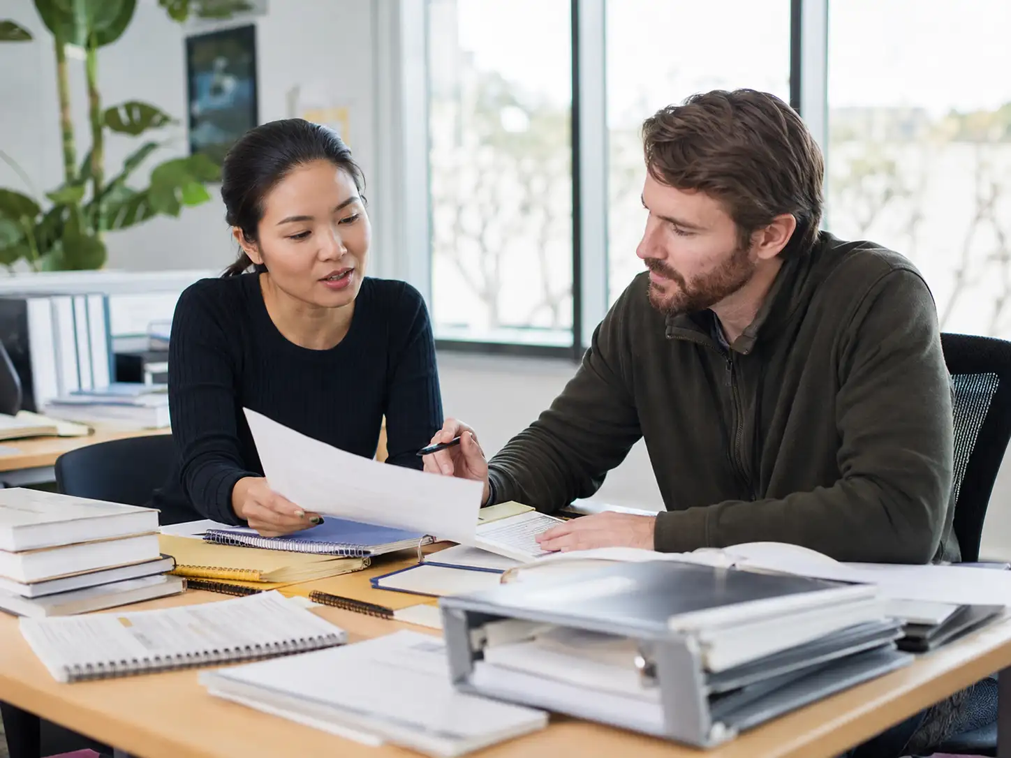 Knowledge Manager besprechen transkriptbasierte Referenzen und interne Dokumentation